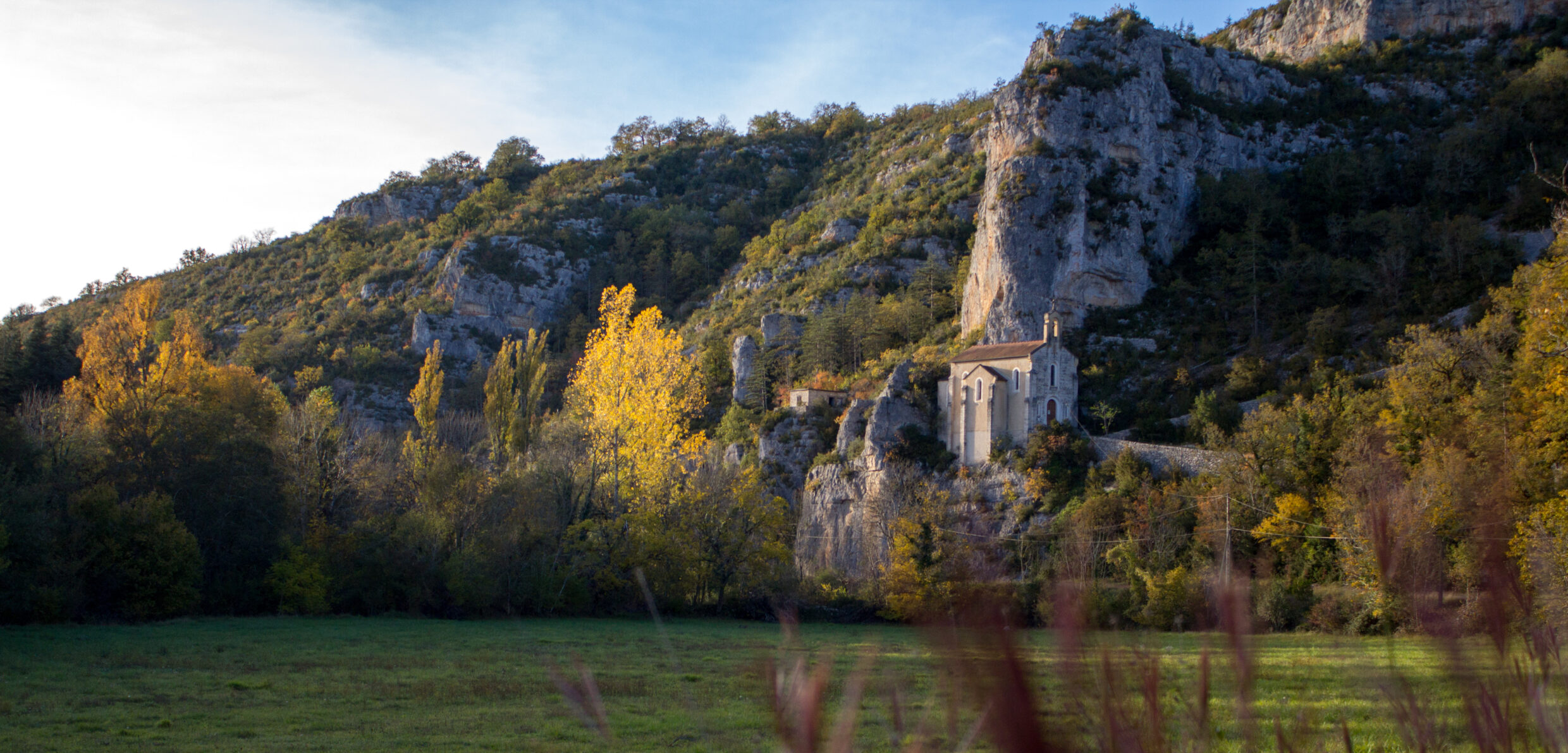 Vallée du Célé en automne - Chapelle du Roc Traoucat ©Lot Tourisme - C.Novello