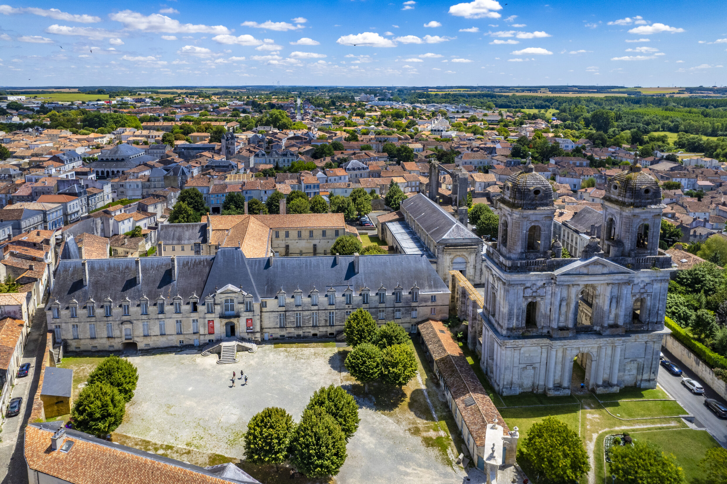 Saint Jean d'Angely - Abbaye Royale et Tours de l'Abbatiale © AFCC JJGelbart