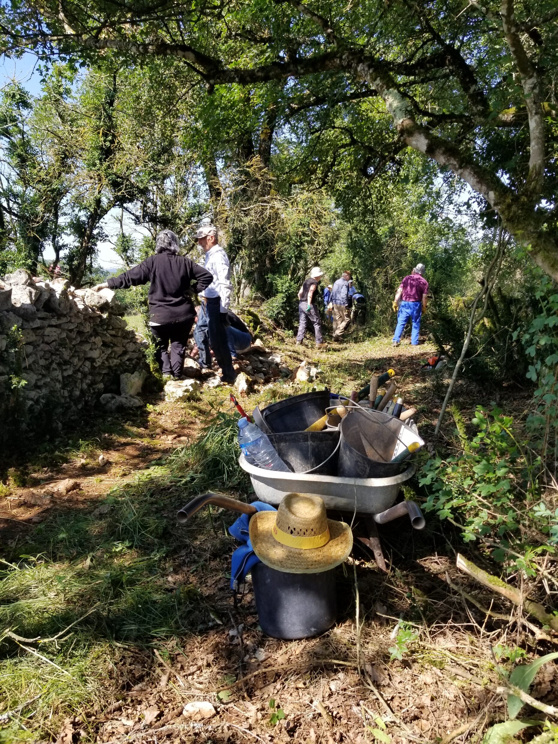 Nettoyage de la Voie du Puy ©Mille mains à la pâte