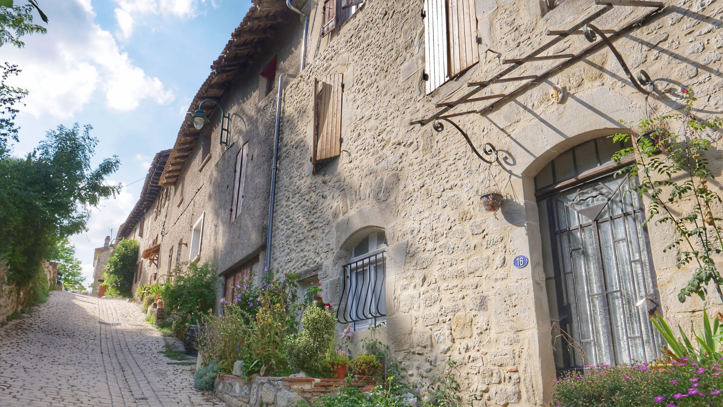 Balade dans les vieilles rues de Cancon ©Mathieu Maxime