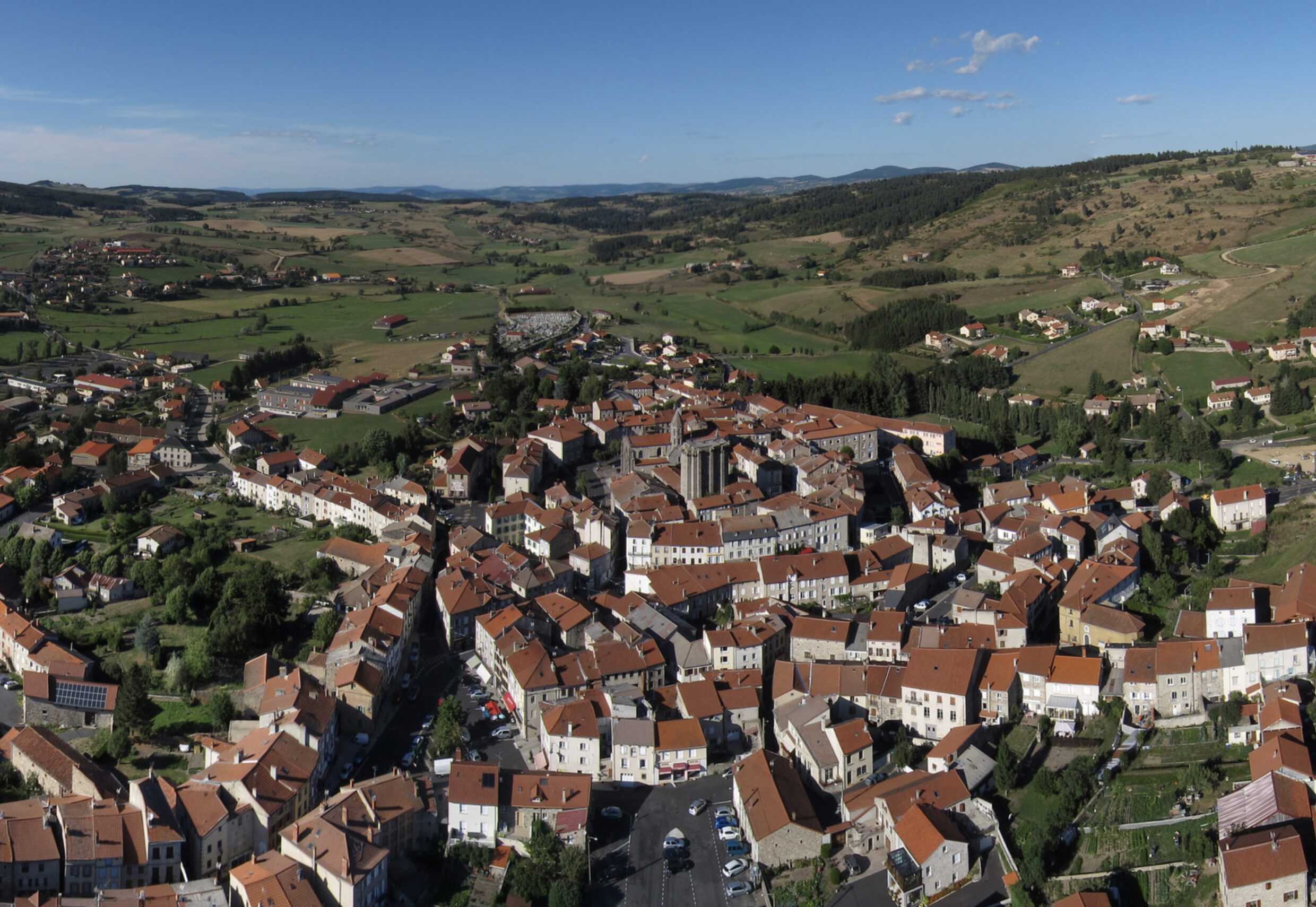 Vue aérienne sur Saugues ©JJGelbart