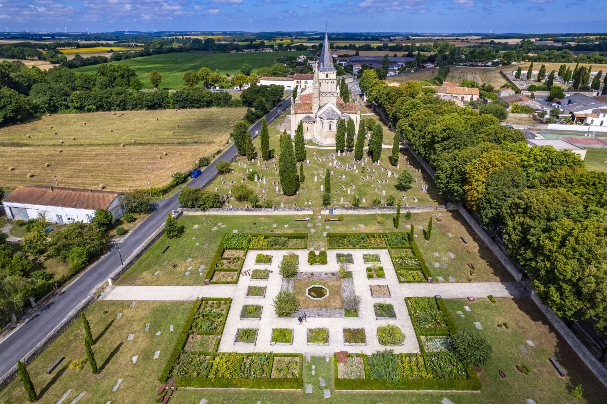 Saintonge Jardin médiéval et Eglise Saint Pierre à Aulnay ©JJGelbart