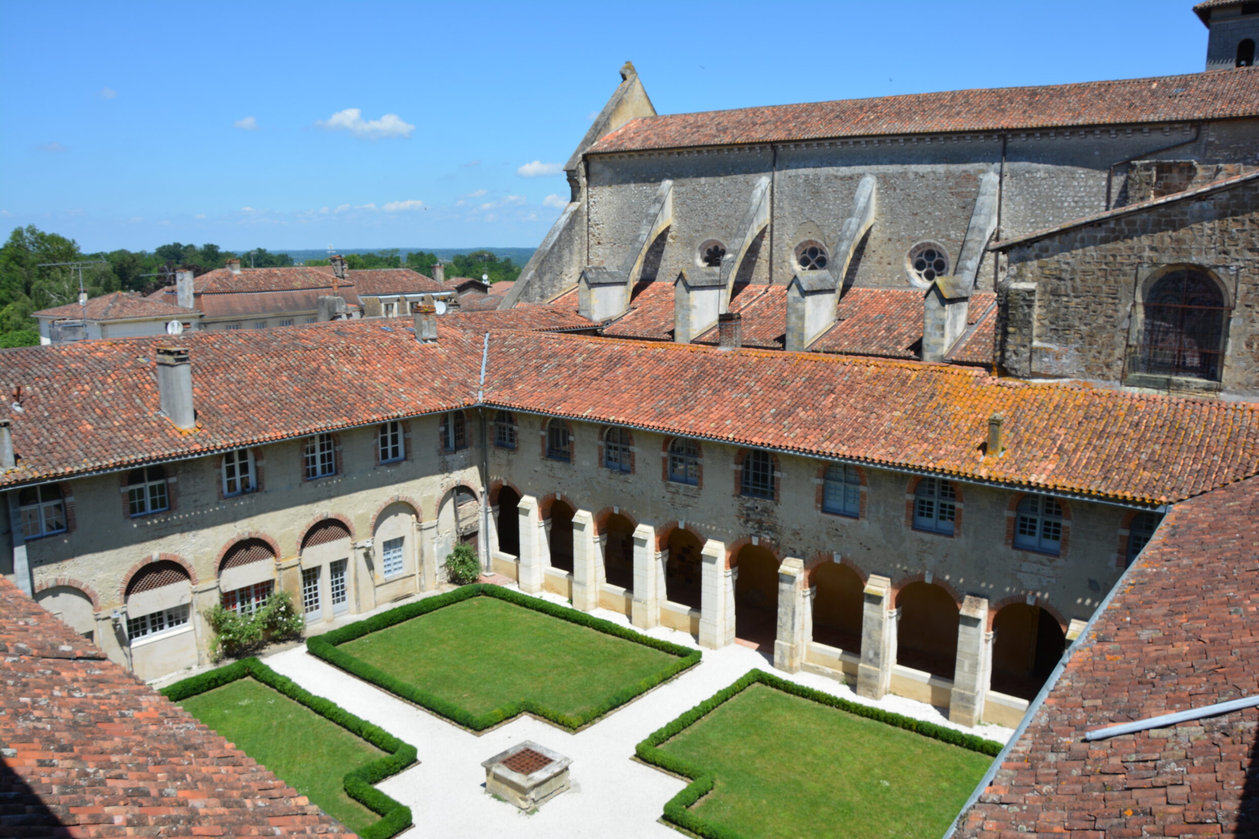 Cloître de l'abbaye bénédictine ©Saint-Server