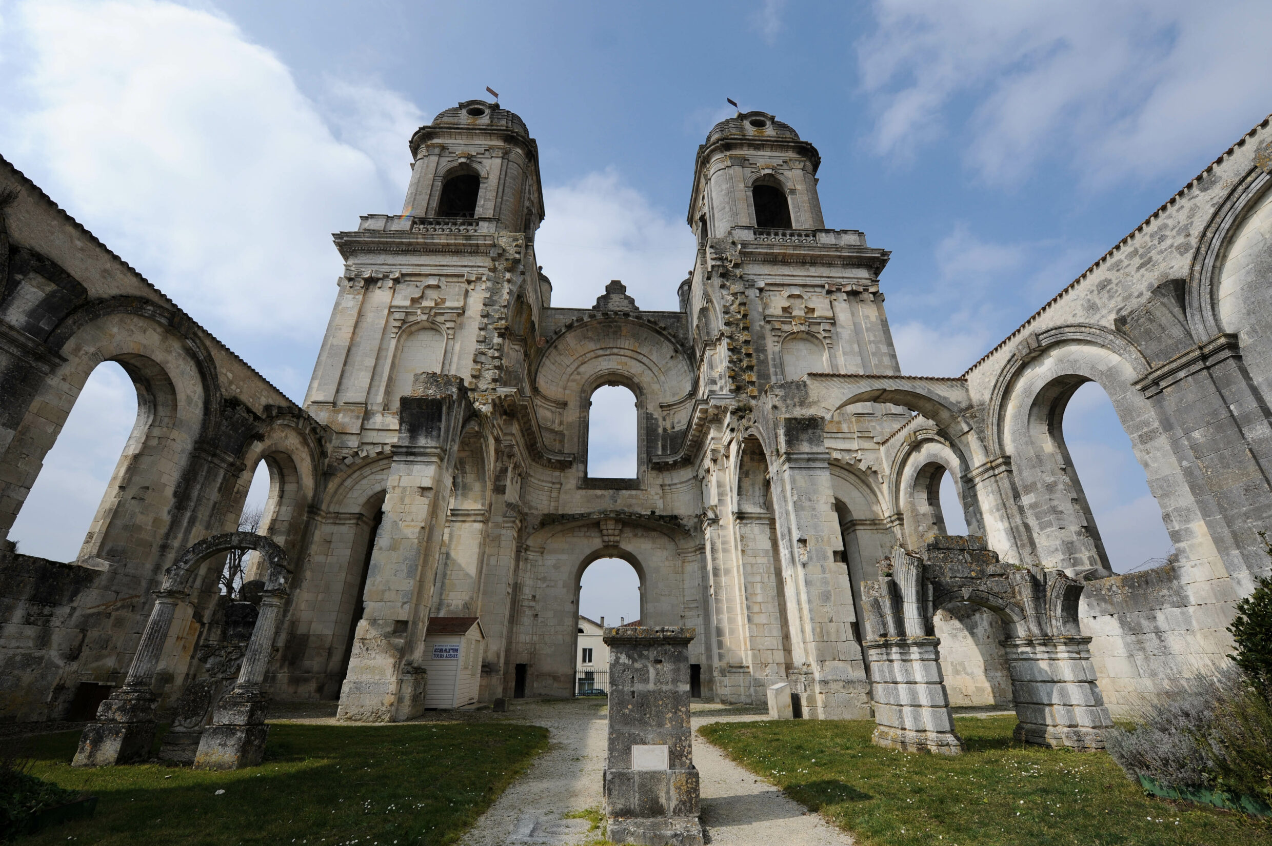 abbaye-royale-st-jean-baptiste-st-jean-dangely