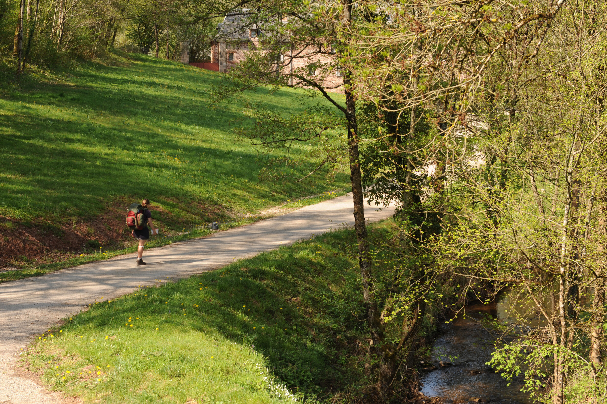 Sentier entre Saint-Côme-d'Olt et Estaing ©AFCC JJGelbart