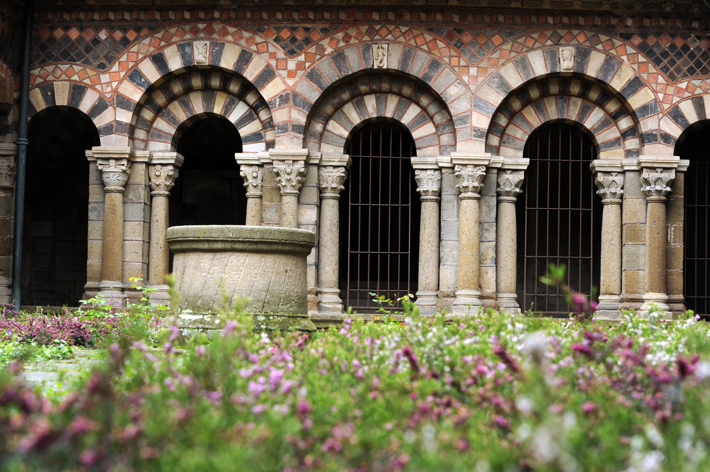 arcades du cloitre cathédrale du Puy en Velay