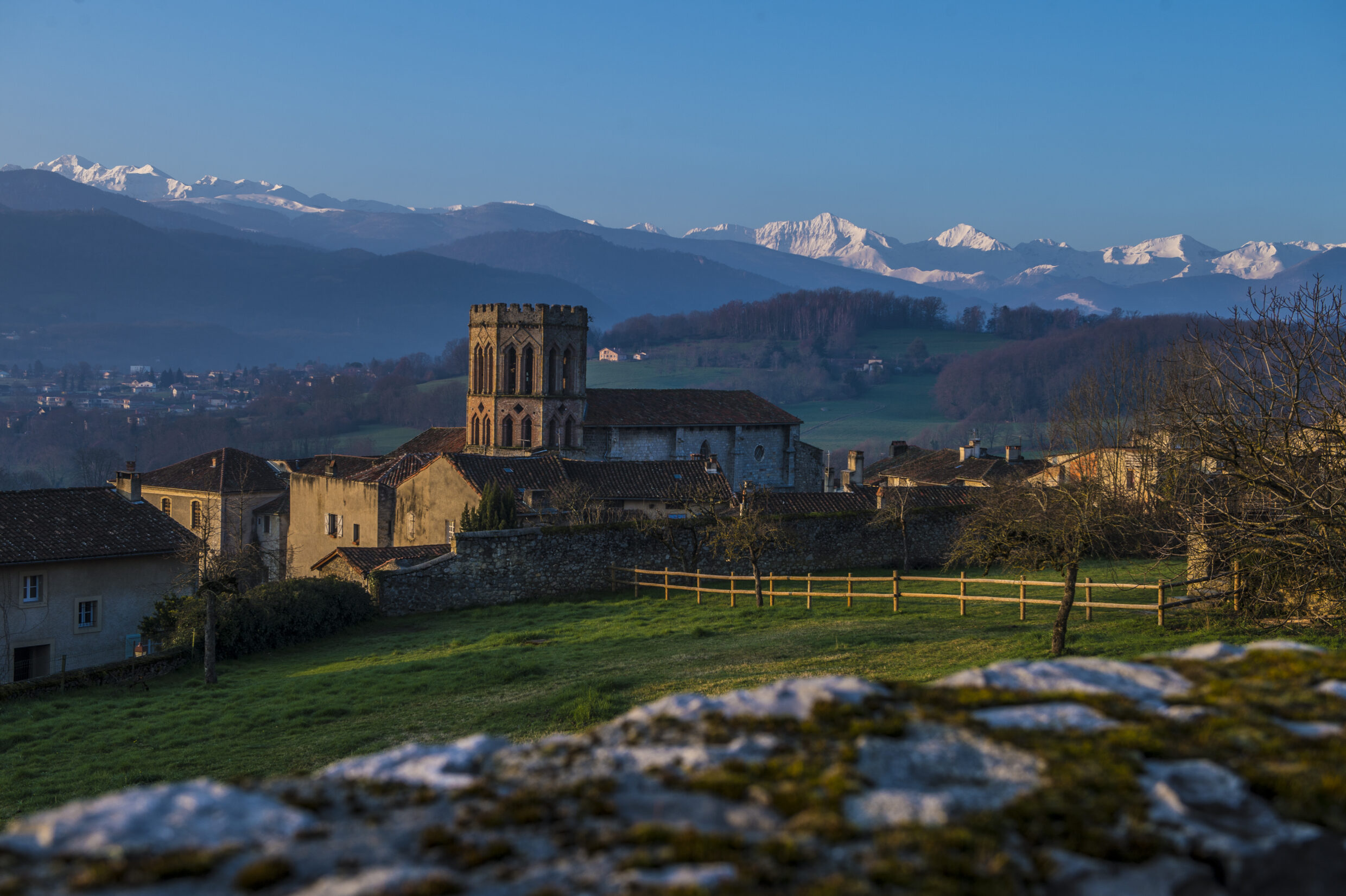 clocher ancienne cathedrale et Pyrenees