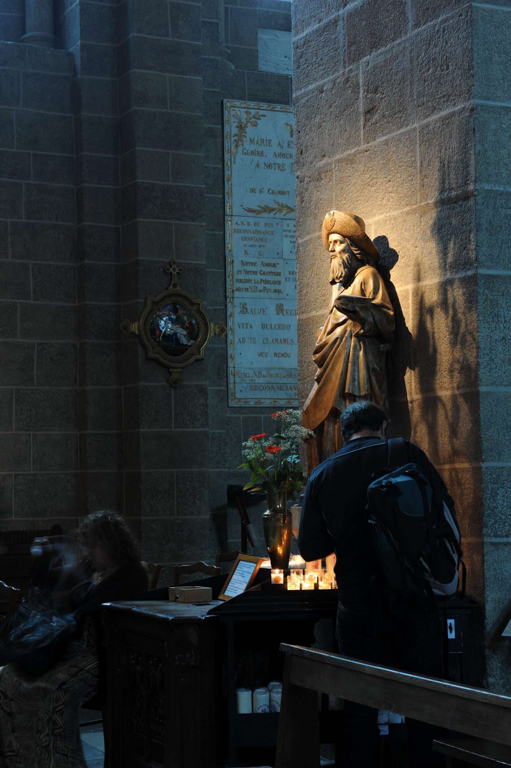 oraison devant saint Jacques cathédrale du Puy