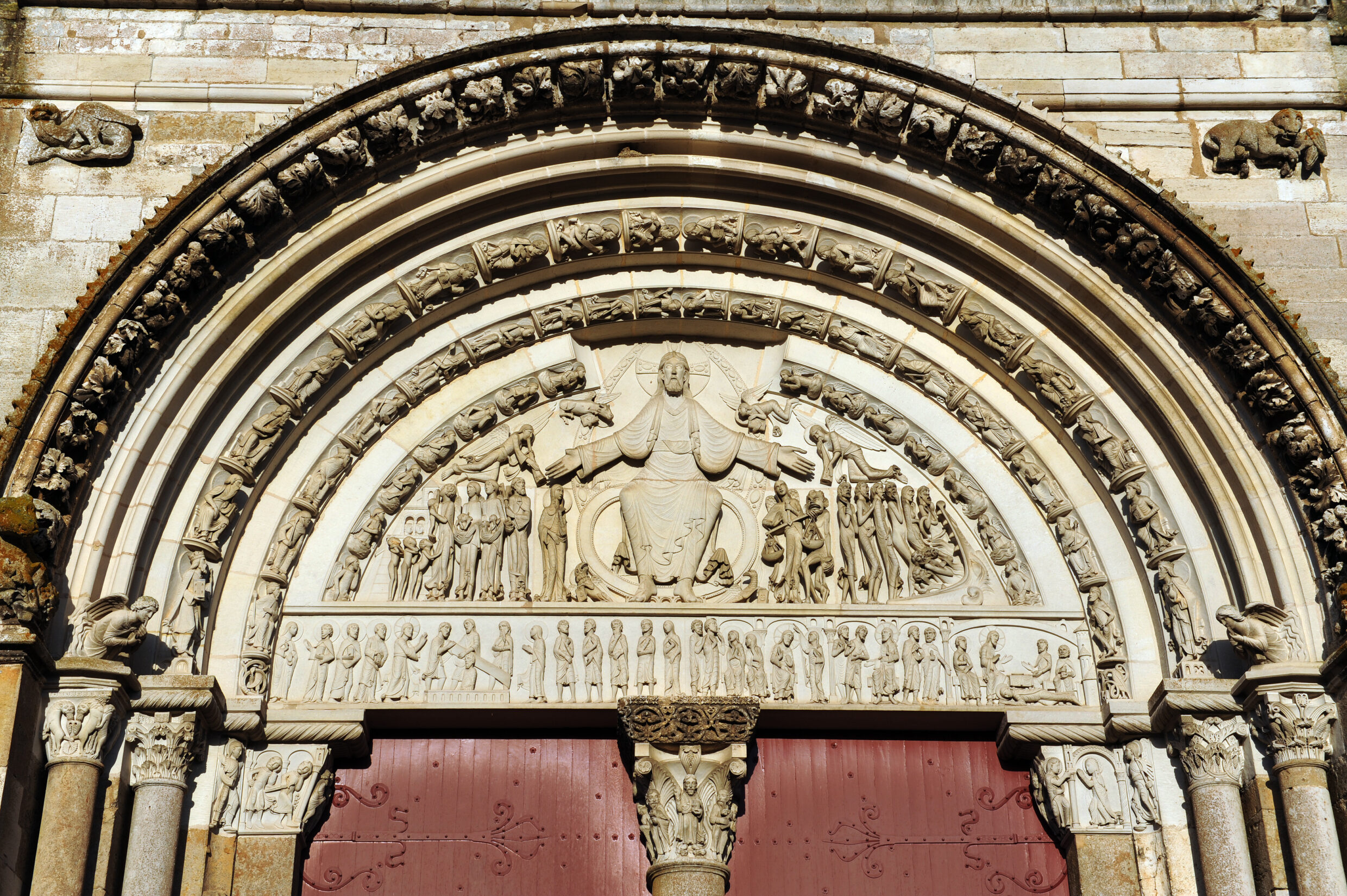 portail extérieur basilique Ste Marie Madeline Vézelay