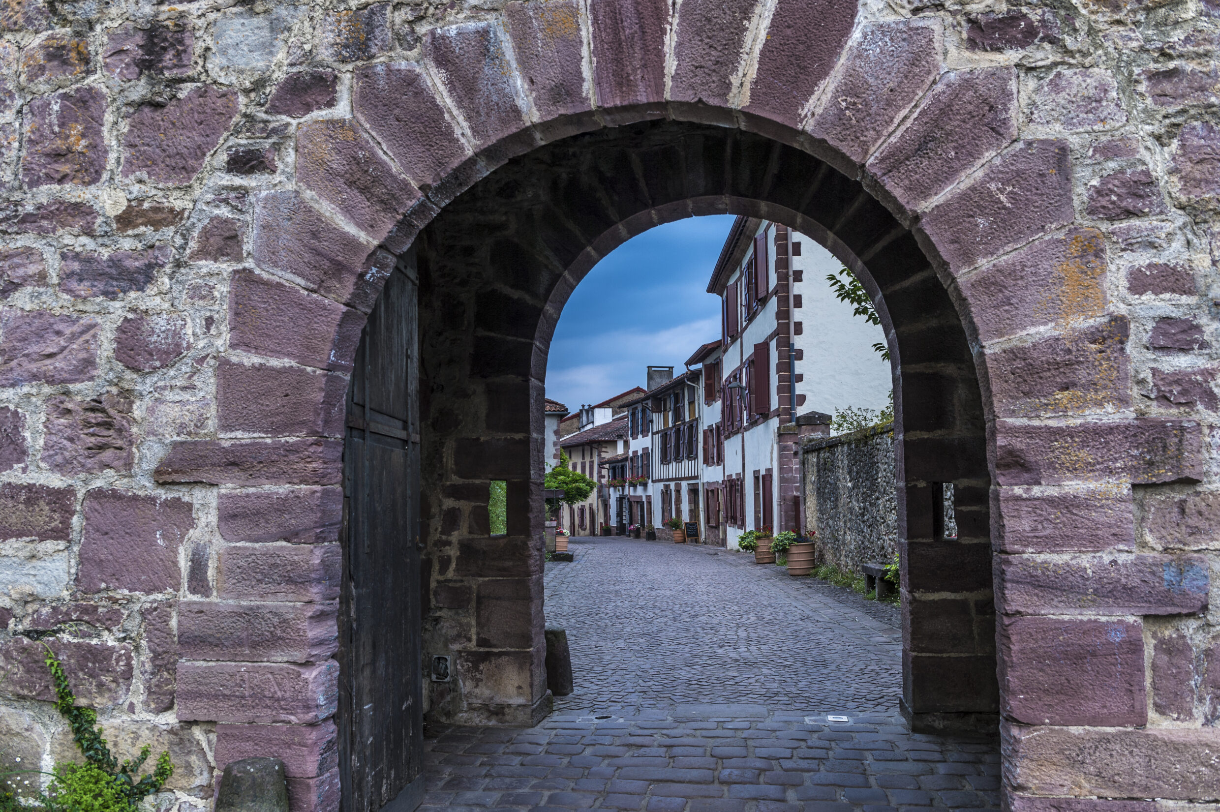 Porte Saint-Jacques - Saint-Jean-Pied-de-Port ©AFCC JJGelbart