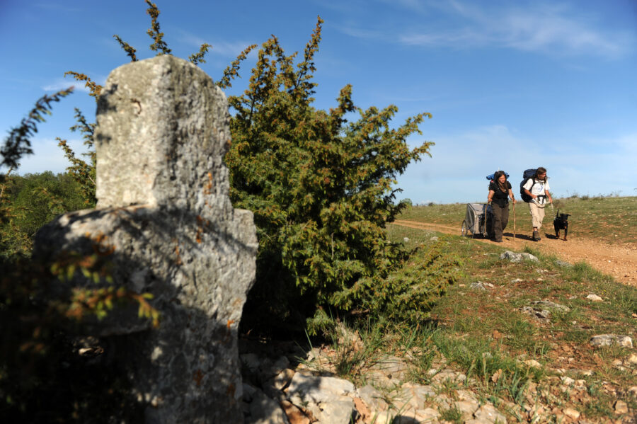 Sentier entre Faycelles et Cajarc ©AFCC JJGelbart