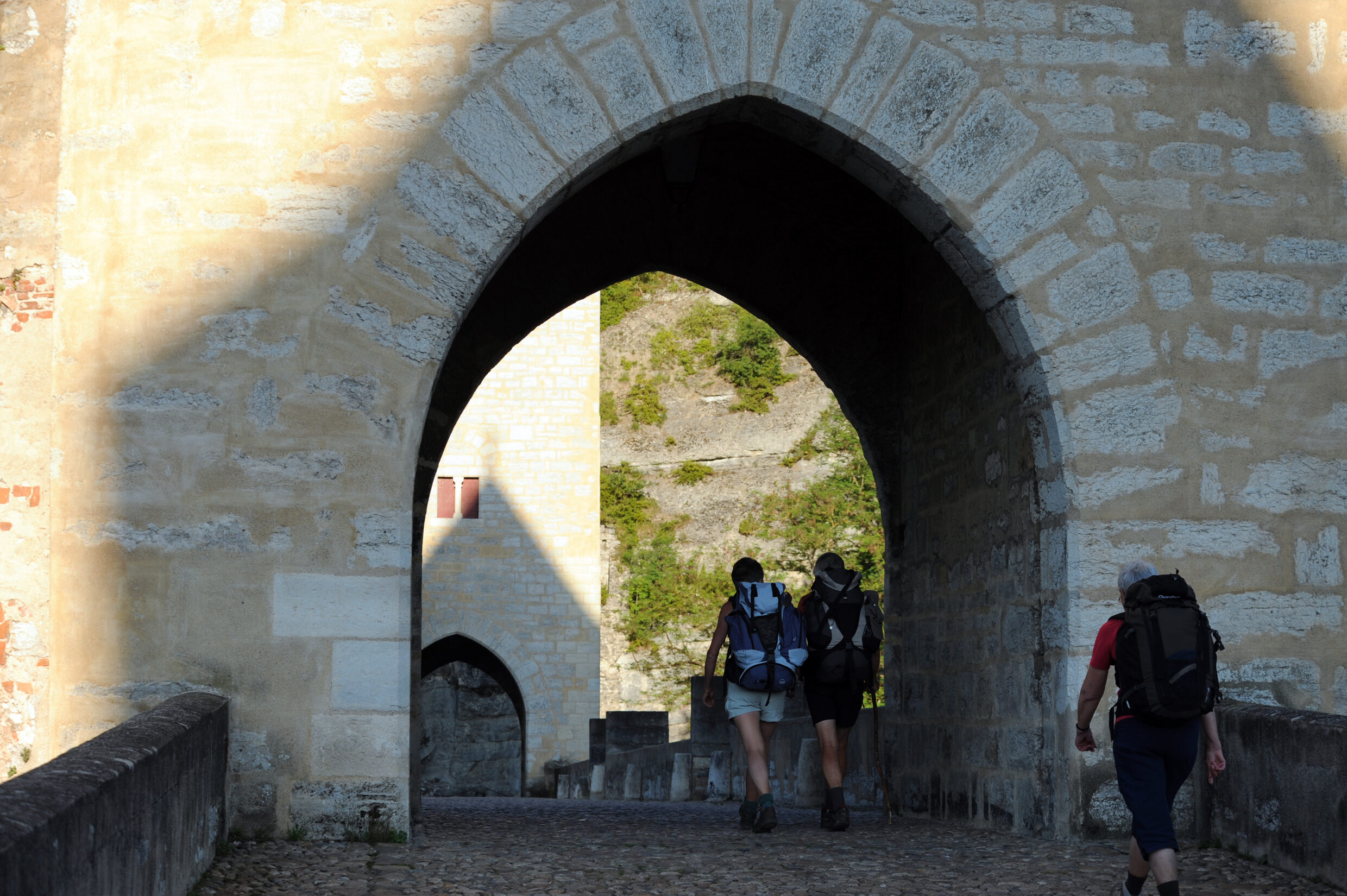 Marcheurs sur le pont Valentré - Cahors ©AFCC JJGelbart