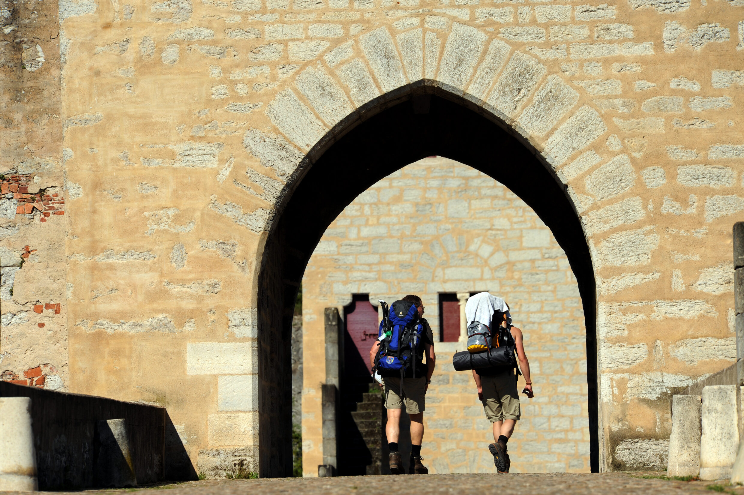 Marcheurs sur le pont Valentré - Cahors ©AFCC JJGelbart