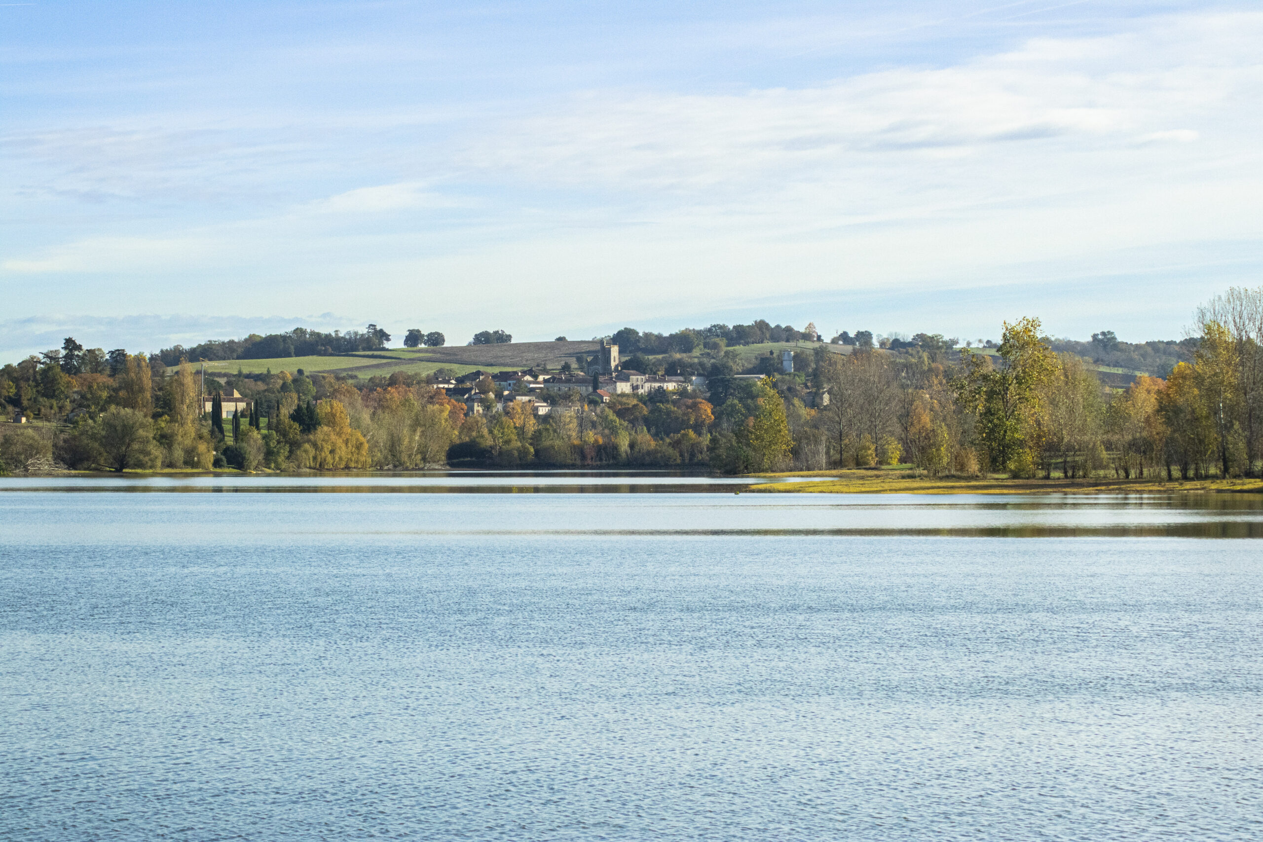 Lamontjoie depuis le lac ©Albret Tourisme
