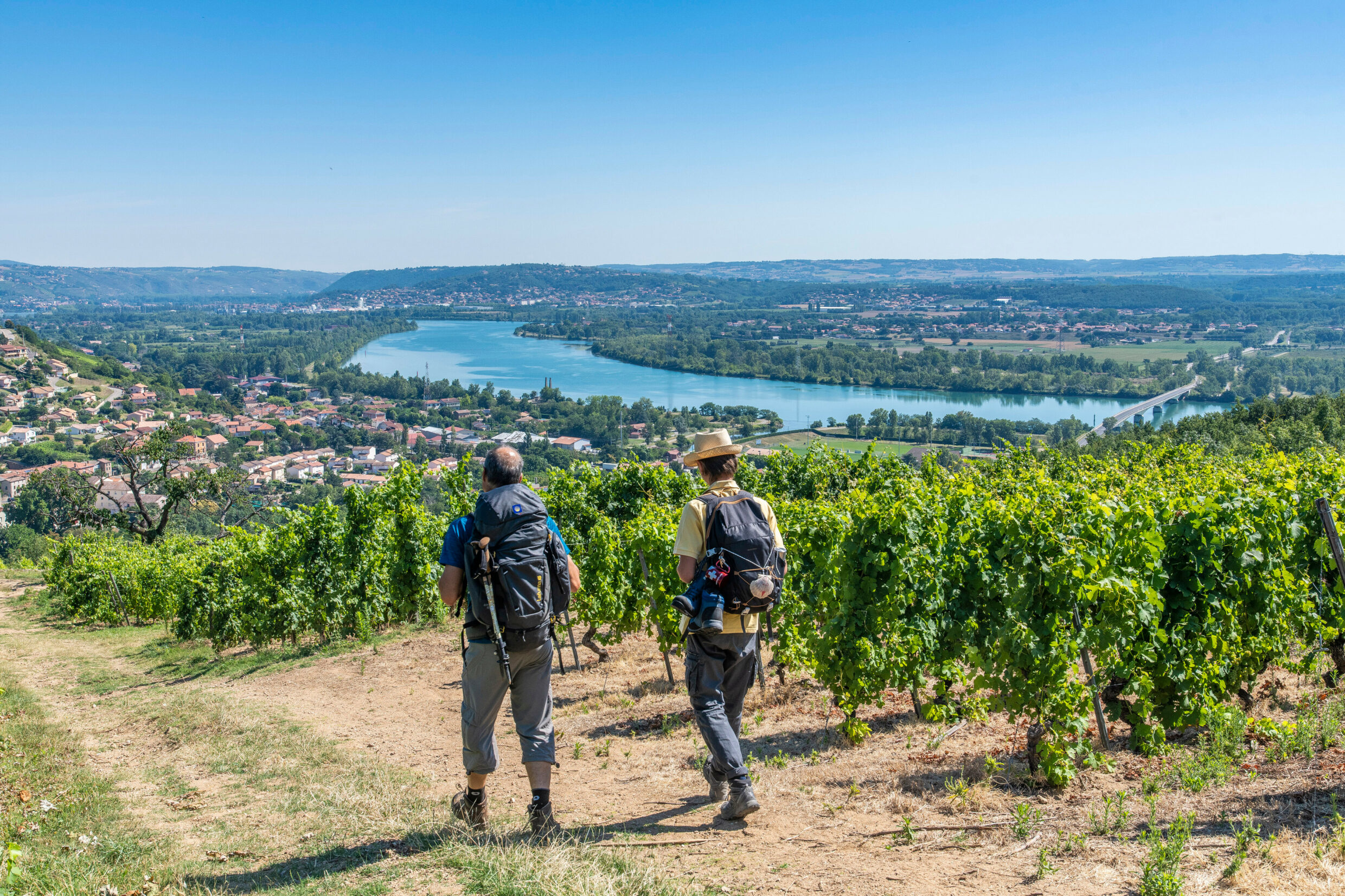 Vue sur Condrieu - chemin de Compostelle de Genève au Puy-en-Velay ©L.Olivier