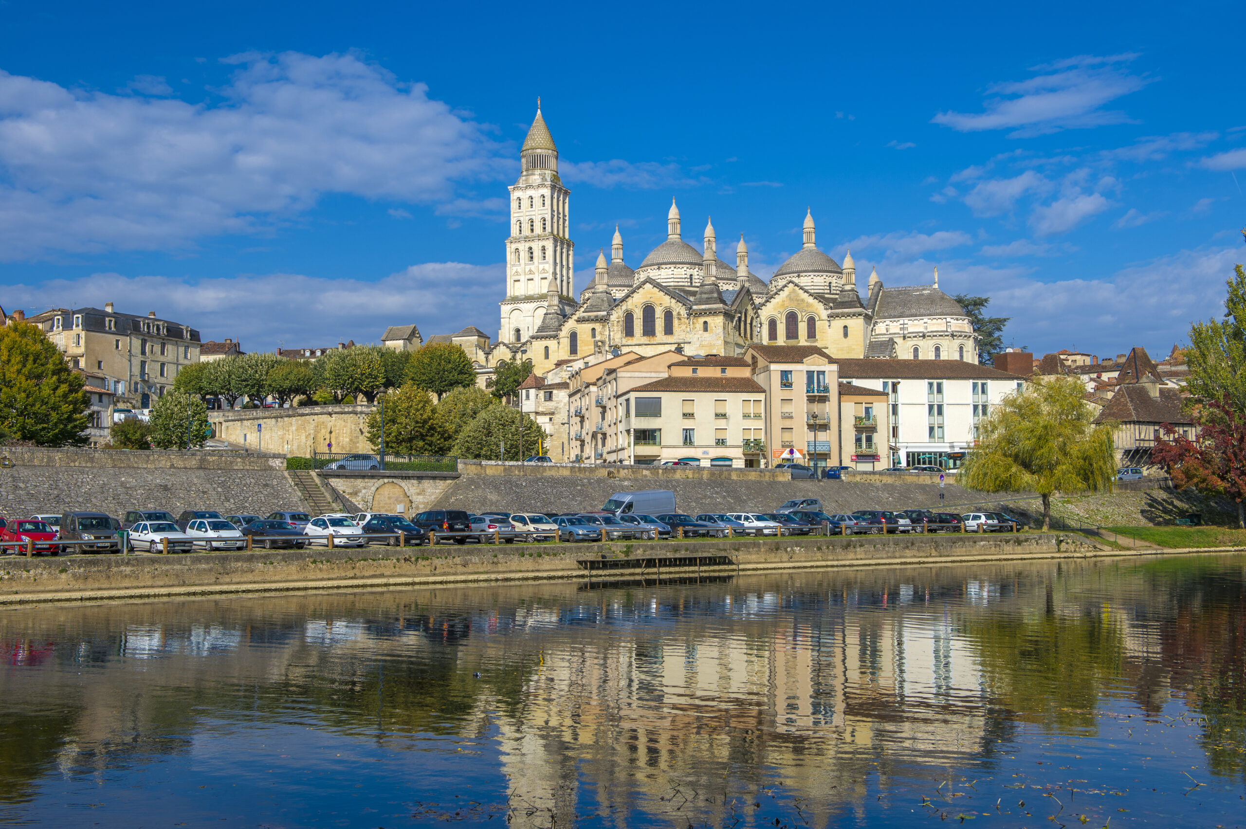 Cathédrale de Périgueux en miroir sur la Dordogne ©AFCC JJGelbart