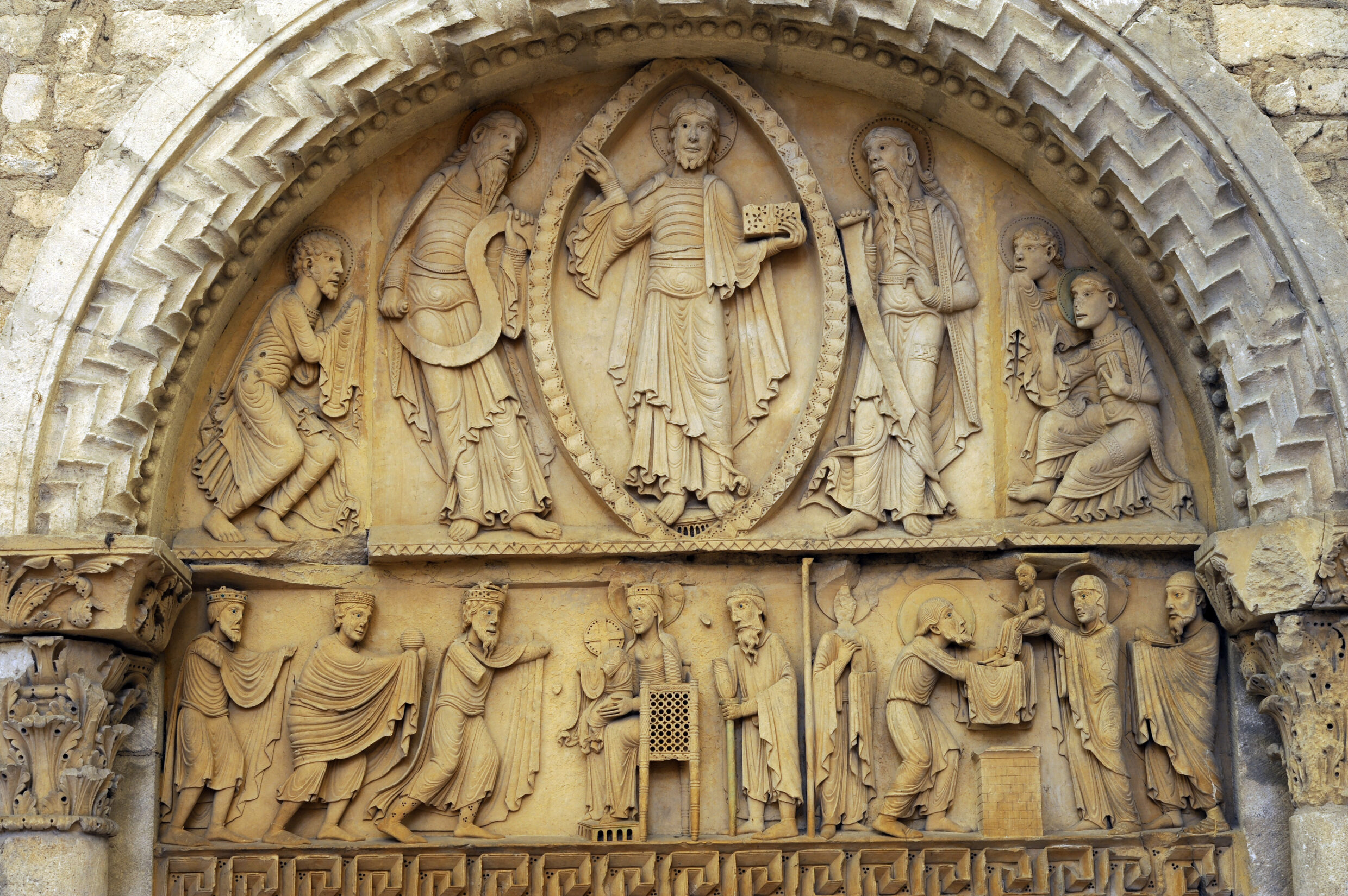 Tympan de l'église Sainte-Croix-Notre-Dame ©AFCC JJGelbart