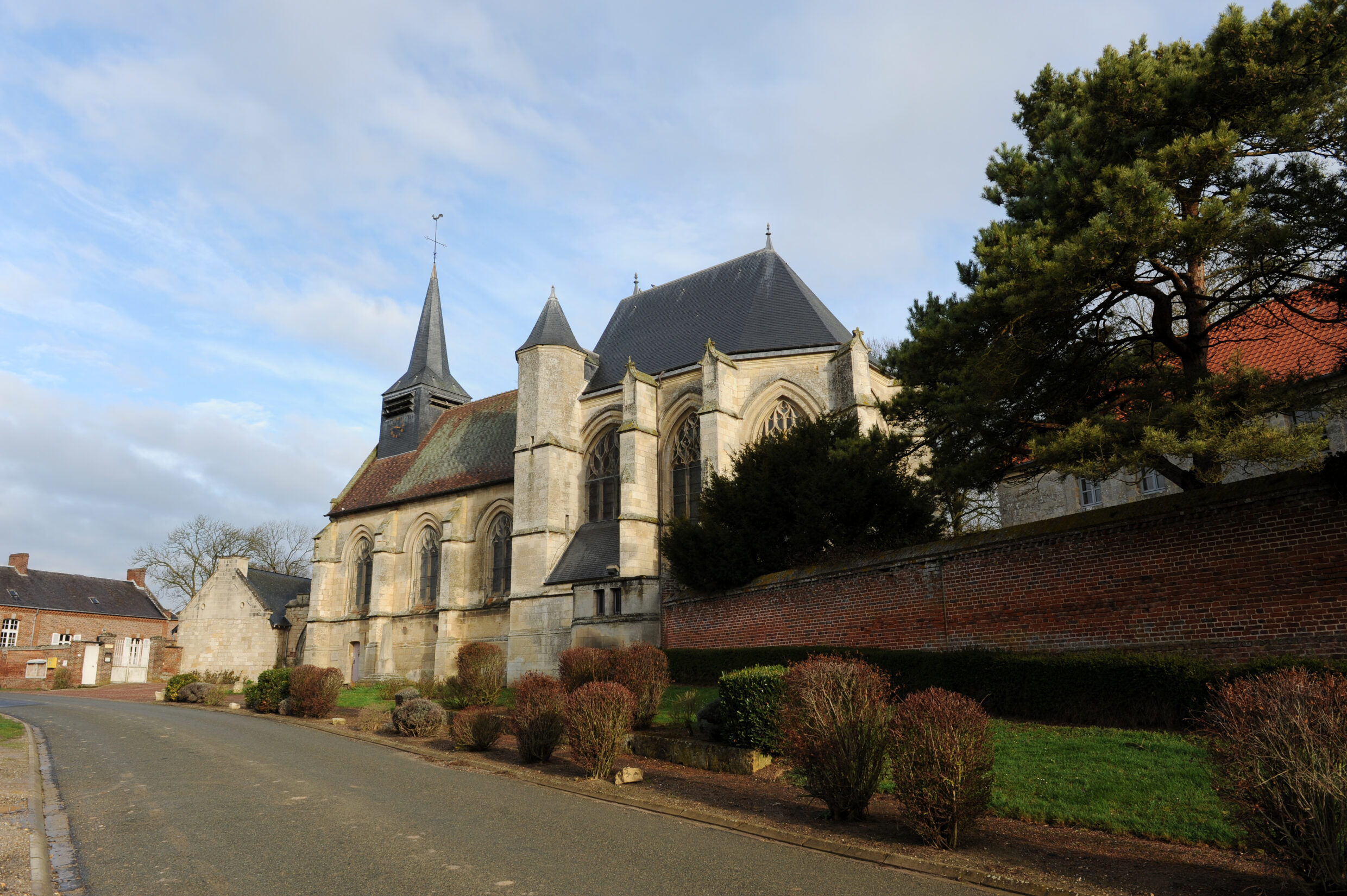 Eglise de Folleville, extérieur rue ©AFCC JJ Gelbart